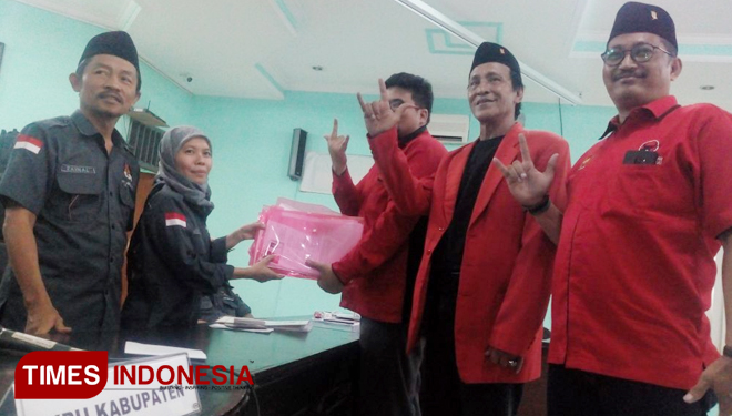Ketua DPC PDI Perjuangan Sidoarjo, Tito Pradopo (tengah) saat menyerahkan persyaratan berkas para bakal calon (bacaleg) legislatif Pemilu 2019 kepada KPU Kabupaten Sidoarjo. (FOTO: Rudi/TIMES Indonesia)