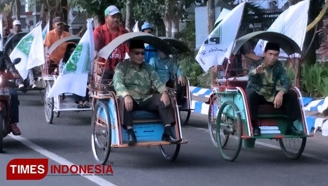 Dengan naik becak, 50 orang anggota bacaleg PKB Kabupaten Malang menuju KPU memasukkan berkas untuk diverifikasi.(FOTO: Widodo Irianto/TIMES Indonesia)