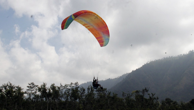 Tampak seorang atlet Dirgantara sedang menikkmati terbang dari atas puncak Megasari Ijen Bondowoso (FOTO: Istimewa)