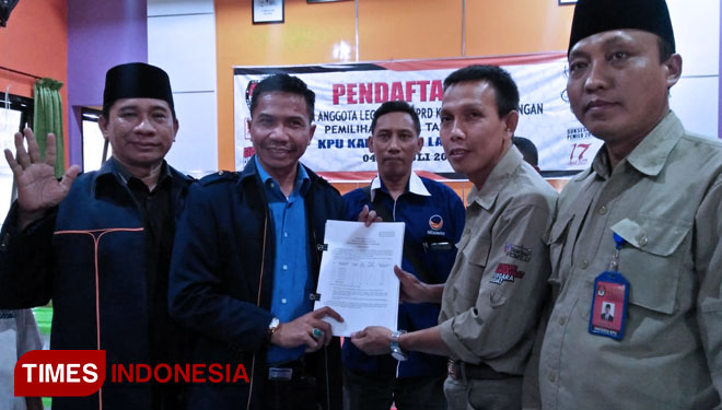Ketua NasDem, Kaharudin menyerahkan berkas pendaftaran ke Ketua KPU Lamongan, Imam Ghozali, Selasa, (17/7/2018). (FOTO: Ardiyanto/TIMES Indonesia)