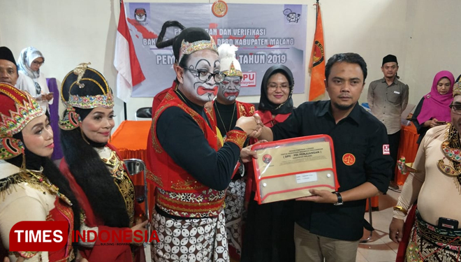 Mengusung tema wayang Pandawa dan Punokawan, PDIP Kabupaten Malang daftarkan bacalegnya ke KPU. (FOTO: Widodo irianto/TIMES Indonesia)