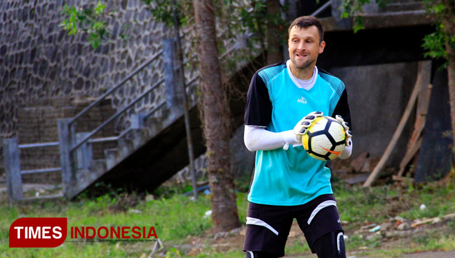Penjaga gawang Arema FC yang baru didatangkan dari Serbia, Srdjan Ostojic. (FOTO: Tria Adha/TIMES Indonesia)