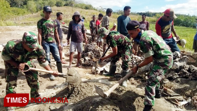 Satgas TMMD ke-102 Kodim 1601 Kabupaten Sumba Timur bersama masyarakat Desa Pamburu terus mengerjakan beberapa proyek infrastruktur. (FOTO: Habibudin/TIMES Indonesia)