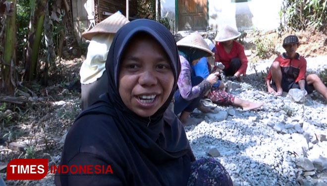 Ibu Dartini merasa bangga di desanya ada TMMD (FOTO: ajp.TIMES Indonesia)