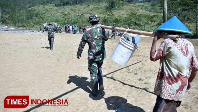 Berat menjadi ringan, kebersamaan warga desa Pasegeran bersama Satgas TMMD (FOTO: ajp.TIMES Indonesia)