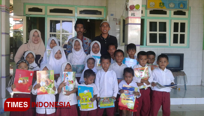 Para siswa di Kecamatan Raas, Kabupaten Sumenep, yang mendapat bantuan buku gambar dan pensil dari Ikatan Mahasiswa Raas (IMR) Malang, Selasa (17/7/2018). (FOTO: Istimewa for TIMES Indonesia)