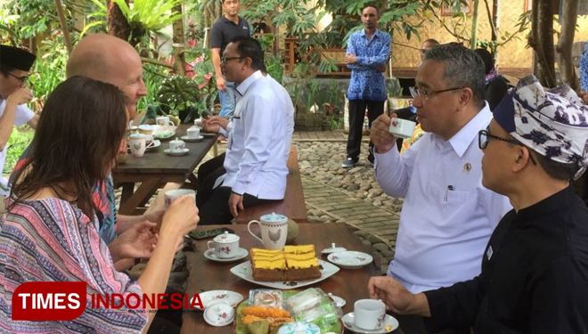Mendes PDTT, Eko Putro Sandjojo bersama Bupati Anas tengah berbincang dengan wisatawan (FOTO: Rizki Alfian/TIMES Indonesia)