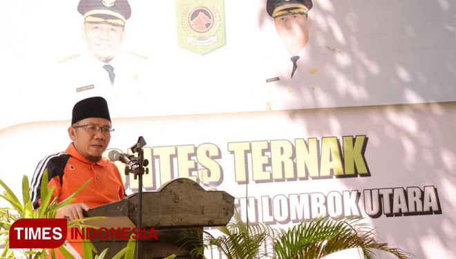 Bupati Lombok Utara, Dr H Najmul Akhyar SH MH, saat pemberi kata sambutan dalam acara kontes ternak di Pasar Ternak Tanjung, KLU. (FOTO: Humas KLU for TIMES Indonesia)