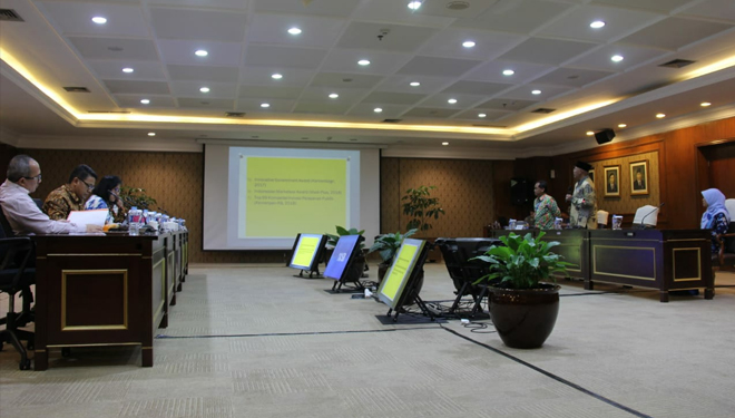 Bupati Malang DR H Rendra Kresna saat presentasi inovasi Contra War di kantor KemenPAN-RB. (FOTO: Istimewa)