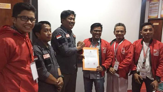 Ketua DPD PSI Bontang, Ilham Nur saat menerima tanda terima dokumen persyaratan Bacaleg dari Ketua KPU Bontang, Suardi, Selasa, (17/7/2018). (FOTO: Istimewa)