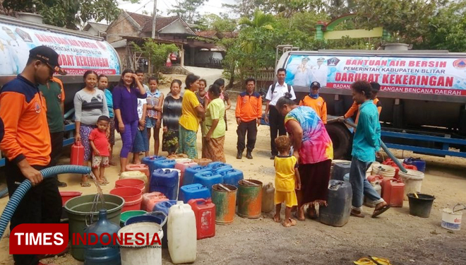 Droping air bersih oleh BPBD Kabupaten Blitar. (FOTO: AJP/TIMES Indonesia)
