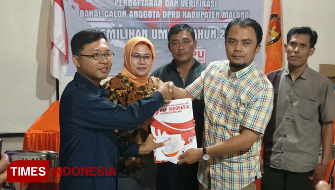 Ketua KPU Kabupaten Malang, Santoko dan PKPI saat menyerahkan berkas bacaleg yang harus diverifikasi. (FOTO: Widodo Irianto/TIMES Indonesia)