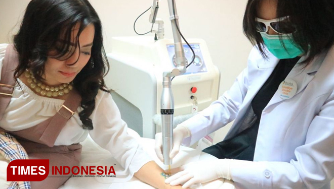 dr.Lince Haryanti menangani salah seorang pasien yang ingin menghapus tato berwarna dengan Profira Pico Smart Laser, Selasa (17/7/2018). (FOTO: Lely Yuana/TIMES Indonesia)