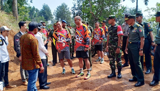 Mayjen TNI Arif Rahman meninjau beberapa desa pelaksanaan TMMD di Mojokerto, Rabu (18/7/2018). (FOTO: Istimewa)