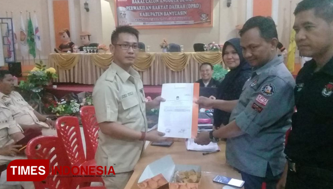 Joko Susilo Ketua Gerindra Banyuasin menyerahkan daftar Bacaleg kepada KPU Banyuasin. (FOTO: Fuad Kurniawan/TIMES Indonesia)