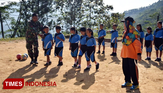 Kopka Dirun Satgas TMMD memberikan pendampingan Out Bound kepada siswa SDN 1 Pasegeran. (FOTO: AJP TIMES Indonesia)