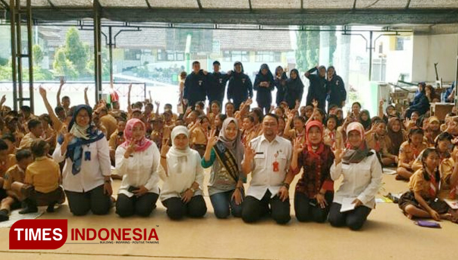 Para penyuluh KB Kecamatan Bumiaji, foto bersama para siswa usai pemberian materi Generasi Berencana. (FOTO: M. Dhani Rahman/TIMES Indonesia)