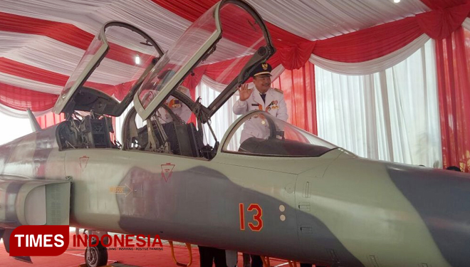 Pemkab Madiun mencoba menaiki kado Pesawat F-5 Tiger II. (FOTO: Pamula/TIMES Indonesia)