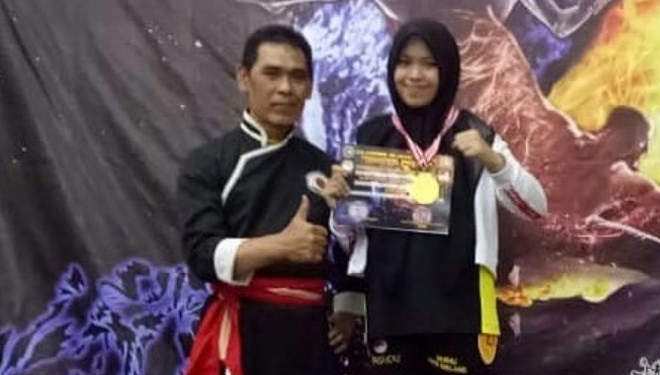 Atlet Muay Thai Kota Malang, Prajna Paramita NZ berhasil menyabet medali emas dalam Kejuaraan Nasional AKTI. (FOTO: istimewa)
