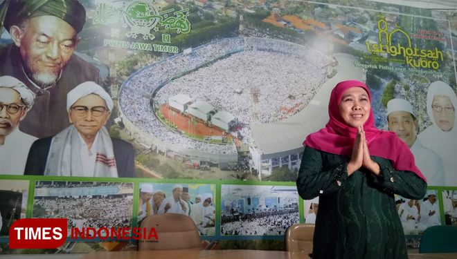 Gubernur Jawa Timur, Khofifah Indar Parawansa Sesaat setelah melakukan Konfrensipers di kantor PWNU Jatim, Rabu, 18/7/2018. (FOTO: Nasrullah/TIMES Indonesia)