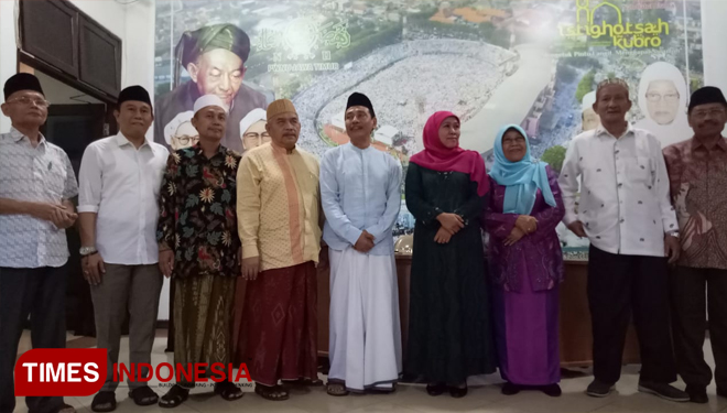 Gubernur Jawa Timur terpilih Khofifah Indar Parawansa berfoto bersama dengan pengurus PWNU Jawa Timur, Rabu (18/7/2018). (FOTO: Nasrullah/TIMES Indonesia)