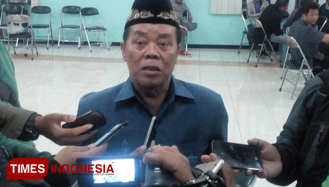 Ketua DPC PPP Sidoarjo H Utsman Ihsan saat menyerahkan berkas bacaleg ke KPU Sidoarjo. (FOTO: Rudy Mulya/TIMES Indonesia)