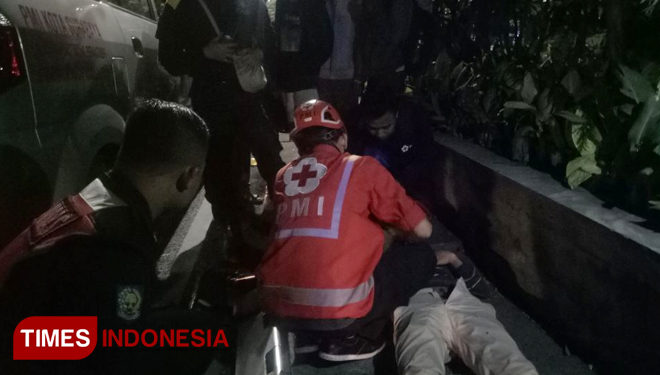 Suasana penanganan korban kecelakaan di jl ahmad Yani Surabaya, Rabu Dini Hari 18/7/2018. (FOTO: Nasrullah/TIMESIndonesia)