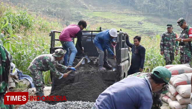 Kendaraan yang digunakan untuk melangsir material ke lokasi TMMD. (FOTO: AJP/TIMES Indonesia)