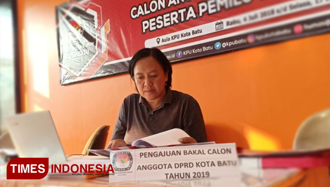 Ketua KPU Kota Batu, Rochani yang ditemui di kantornya, Rabu (18/7/2018). (FOTO: Ferry/TIMES Indonesia)