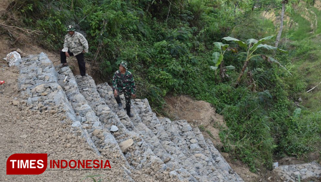 Panlak TMMD Desa Pasegeran Retno Widodo bersama Peltu Siwiyono sedang mengecek pembuatan bronjongisasi (FOTO: AJP/TIMES Indonesia)