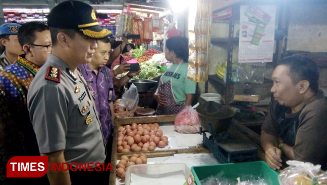 Kapolres Jember AKBP Kusworo Wibowo saat melakukan pemantauan harga telur ayam di Pasar Tanjung, Jember. (FOTO: Sofy/TIMES Indonesia)