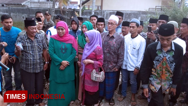 Gubernur Jawa Timur terpilih Khofifah Indar Parawasah di kediaman KH Salwa Arifin (FOTO: Moh Bahri/TIMES Indonesia)