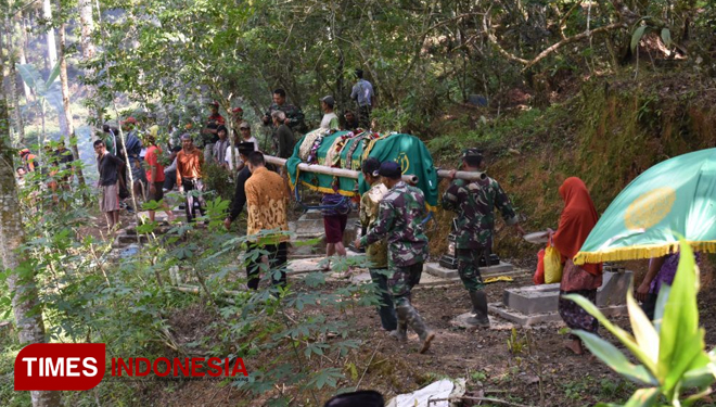 Satgas TMMD ikut mengantarkan jenazah almarhumah Warni (84) ke peristirahatan terakhir (FOTO: AJP/TIMES Indonesia)