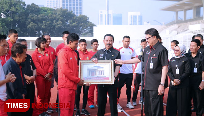 Mendagri beri penghargaan ke Zohri (FOTO: Humas Kemendagri For TIMES Indonesia)