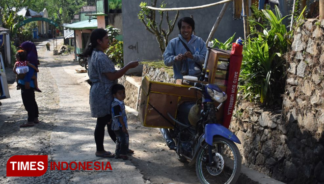 Berkah bagi Edi (27) penjual siomay keliling yang mempunyai pelanggan baru (FOTO: AJP/TIMES Indonesia)