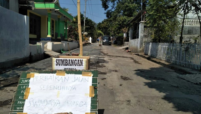 Warga Kabupaten Probolinggo memperbaiki jalan rusak secara swadaya. (FOTO: Istimewa)