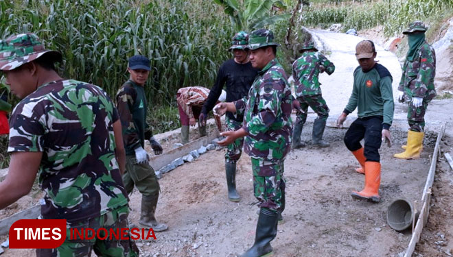 Perkuatan Banser Percepat Rabat Beton Pasegaran di TMMD Kodim Banjarnegara