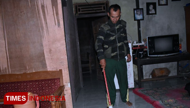 Serda Gunarto saat membersihkan rumah orang tua asuh (FOTO: ajp.TIMES Indonesia)