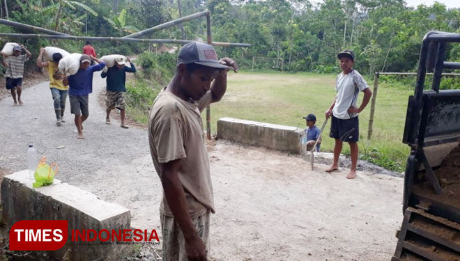 Dorong Material Cor Jalan, Otot Satgas TMMD Kodim Banjarnegara pun Keluar