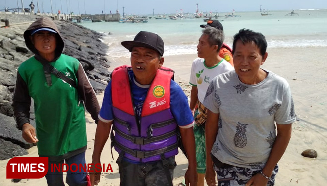 Tim Sar saat mengevakuasi seorang nelayan Nyoman Hakim. Kamis (19/7/2018). (FOTO: Istimewa)