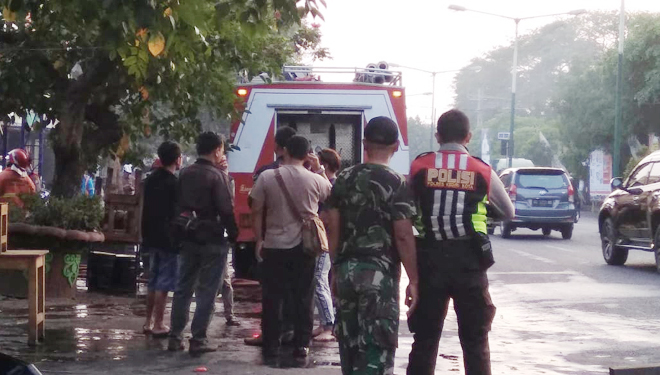 Api menghanguskan kafe di Jl A. Yani Kediri. TNI dan Polri bersama warga dan petugas PMK bahu membahu memadamkan api. (FOTO: Pendim Kediri)