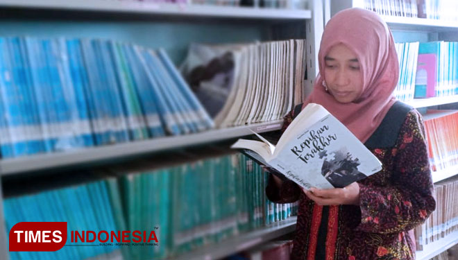 Agustina Dewi Susanti, guru honorer membawa novel karyanya, Repihan Terakhir. (FOTO: Ferry/TIMES Indonesia)