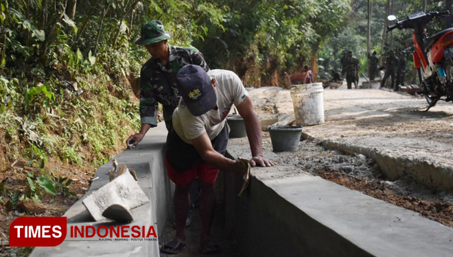 Anggota Satgas TMMD bersama tukang dari warga desa Pasegeran membuat Drainase sepanjang 100 M (FOTO: AJP/TIMES Indonesia)