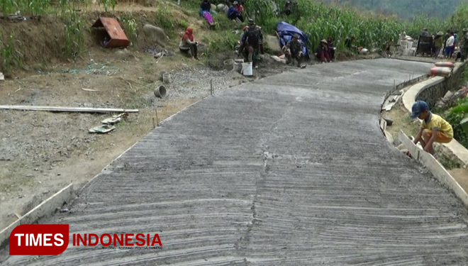 Jalan Beton desa Pasegeran yang sudah mulus (FOTO: AJP/TIMES Indonesia)