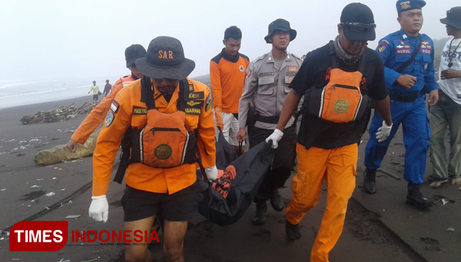 Penemuan jasad korban perahu Joko Berek yang terbalik di Pantai Puger, Jember, Jawa Timur. (FOTO: Sofy/TIMES Indonesia)