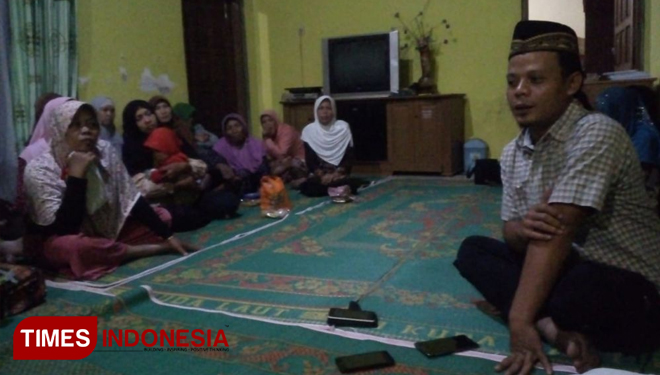Khoirul Ikhwan mantan napiter saat testimoni di hadapan ibu-ibu jamaah yasinan di Dusun Gantrung, Desa Mojorejo, Kebonsari, Madiun. (FOTO: Pamula Yohar C/TIMES Indonesia)