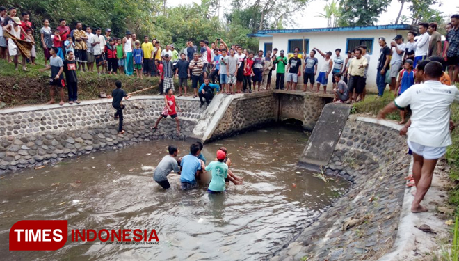 Warga saat melakukan proses evakuasi jasat korban di Dam Seng, Desa Yosomulyo, Gambiran. (FOTO: Erwin Wahyudi / TIMES Indonesia)