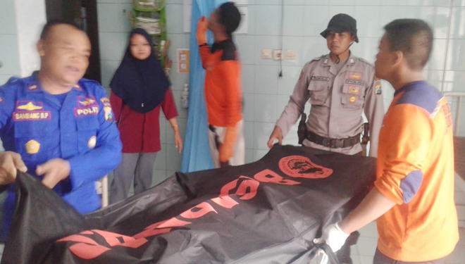 Tim SAR saat mengangkut jenazah korban Kapal Nelayan Joko Berek. (FOTO: Istimewa)