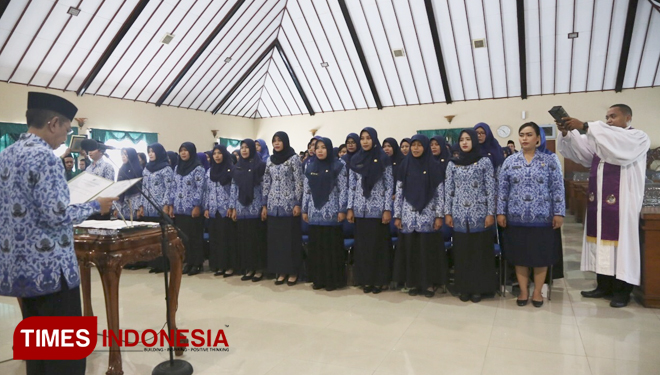 Ratusan PNS Pemkab Bojonegoro saat menerima SK PNS serta pengambilan sumpah atau janji di ruang Angling Dharma Pemkab setempat, Jumat (20/7/2018). (FOTO: Ali/TIMES Indonesia)