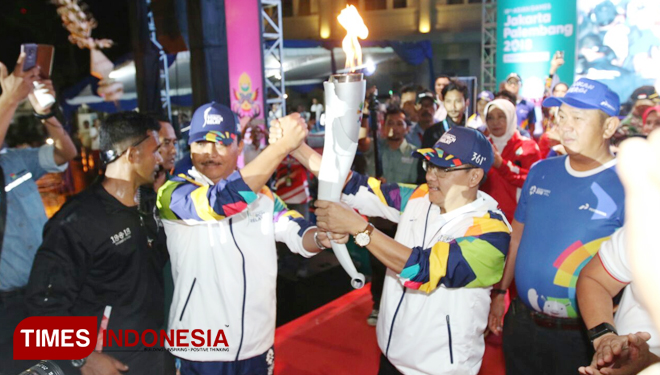 Plt Wali Kota Malang Sutiaji dengan bangga mengangkat obor Asian Games 2018. (FOTO: Adhitya Hendra/TIMES Indonesia)